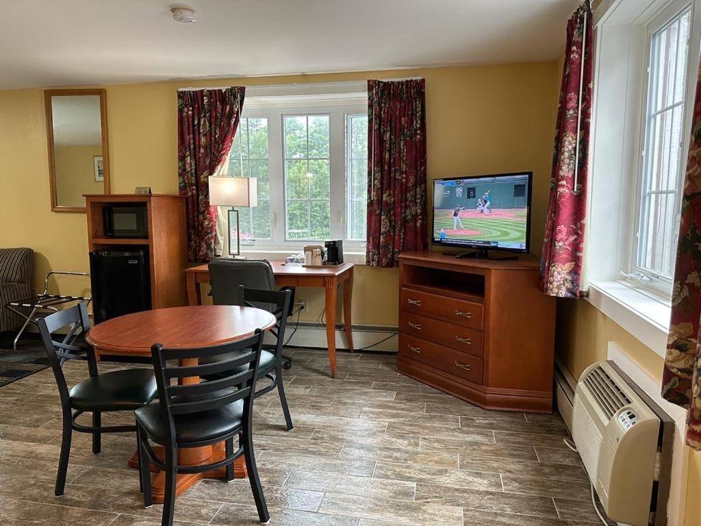 Swiss Chalets Village Inn Норд Конуей Екстериор снимка