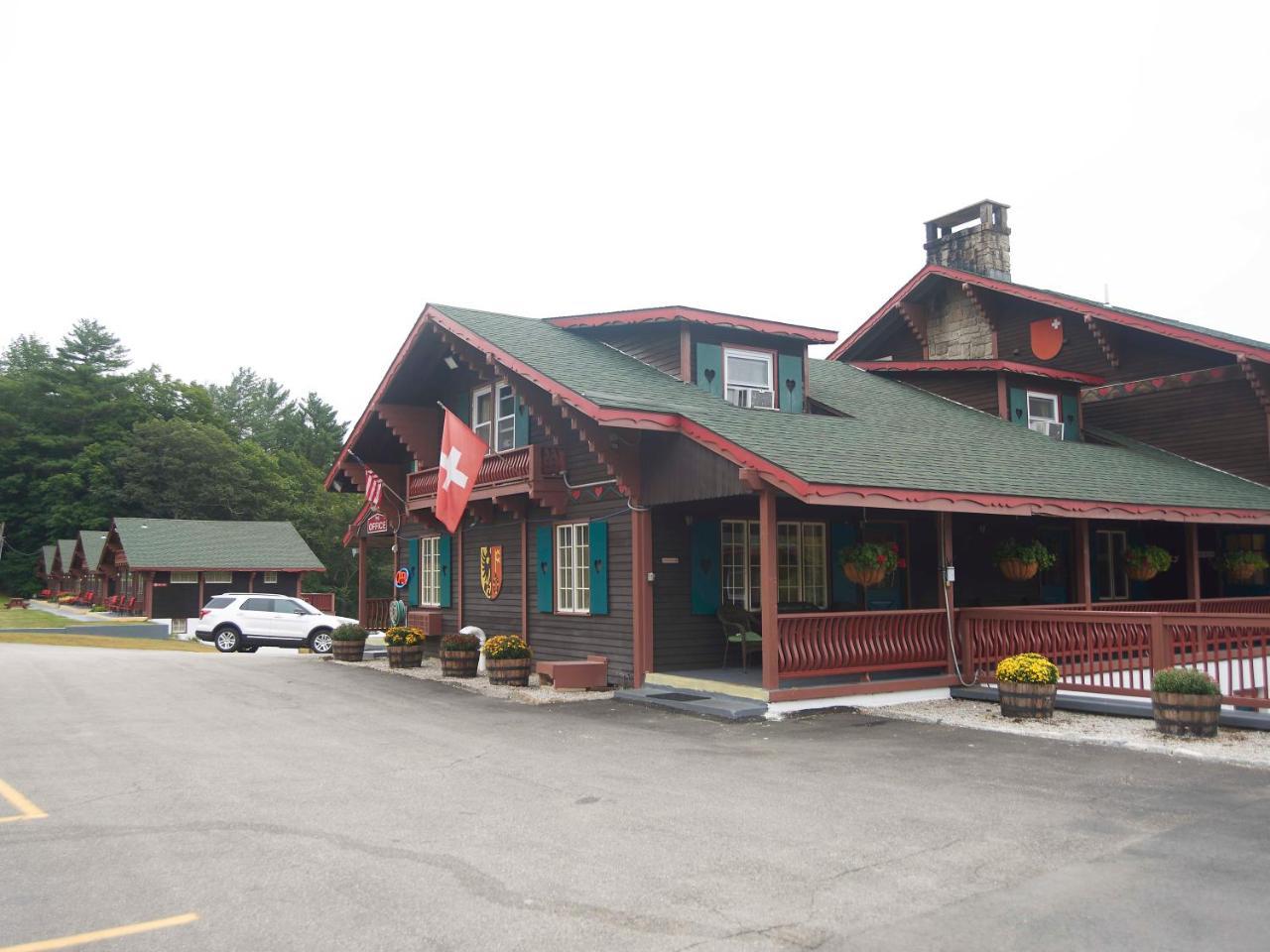 Swiss Chalets Village Inn Норд Конуей Екстериор снимка