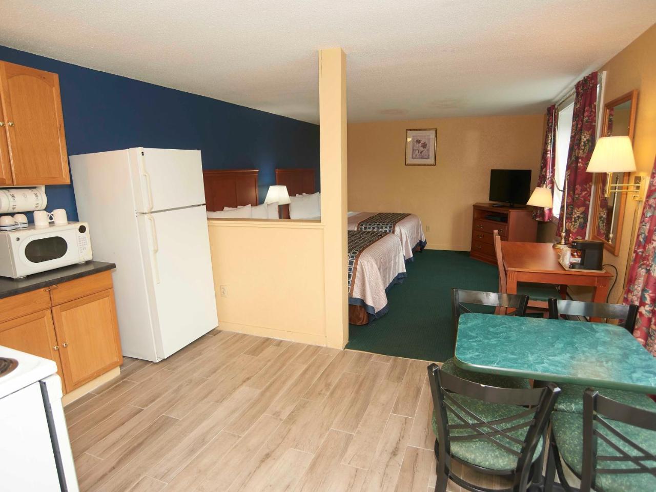 Swiss Chalets Village Inn Норд Конуей Екстериор снимка